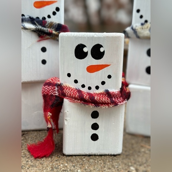 Hand painted pine block snow family - Picture 3 of 4